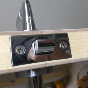 Поставяне н патрон вкопан във вратата