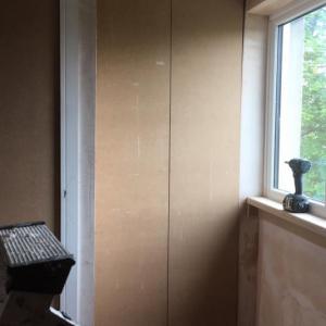 Изграждане на врати от мдф за надстълбищен гардероб