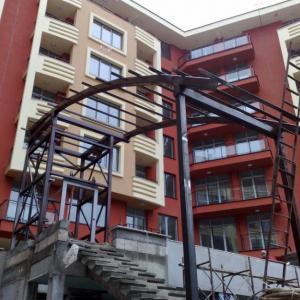 Метална конструкция над асансьор