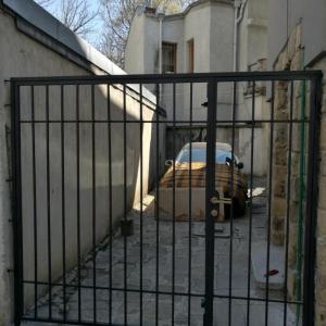 двукрила врата със малка и голяма част и общо заключване