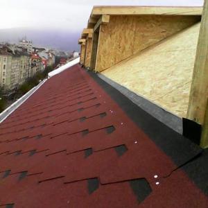 Наковаване на битумни керемиди .