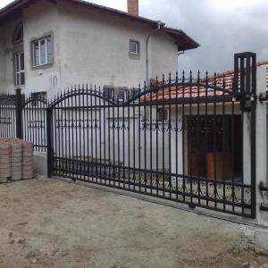 Плъзгаща врата ограда и двукрила врата