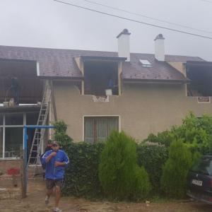 Изграждане на нов покрив и тавански стаи.