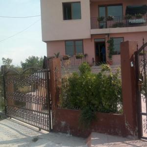 плъзгаща врата и единична врата