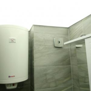 Ремонт на баня (опънат таван със светлина)