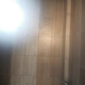 Баня в комбинация на различен цвят плочки