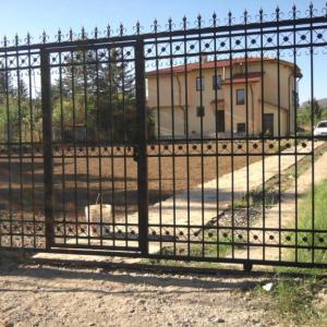 Плъзгаща дворна врата