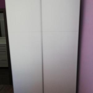 Гардероб с плъзгащи врати с механизъм за плавно прибиране