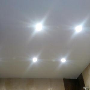 Окачен таван с "лунички"