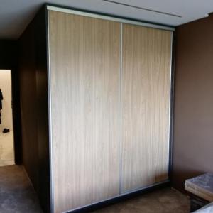 Гардероб с плъзгащи врати с механизъм за плавно прибиране