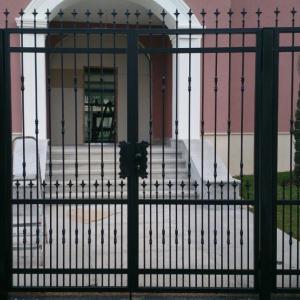 Метална врата с отляти детайли на вертикалните пръчки