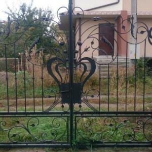 Врата от ръчно ковано желязо за спретната вилна къща