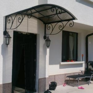 Прекрасен навес с ръчно ковани елементи