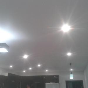 Опънат таван с 14 лунички и 3 полилея