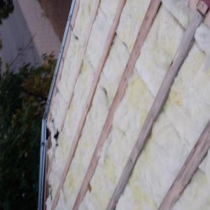 Полагане на минерална вата и монтаж на дъсчена скара