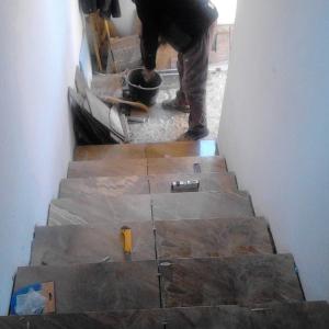 Лепене на гранитогресни плочки на стълбище