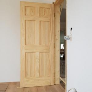 Монтаж на врати масив