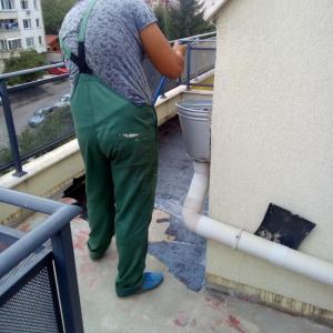 Намазване на основата с битумен грунд