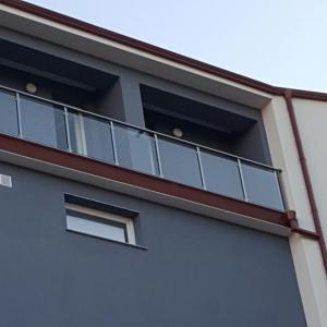 Балконски парапет с квадратен профил и стъкло