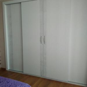 Гардероб с плъзгащи се врати