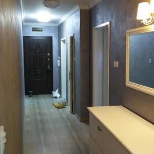 Коридор със декоративна мазилка оточенто