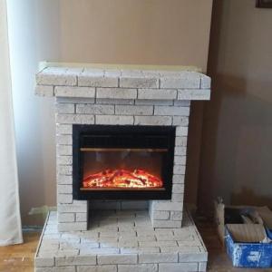 Декоративна камина нелепена с декоративни тухли