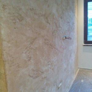 Стена със декоративна мазилка тревертино