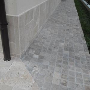 Облицовка с травертин и гнайс