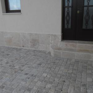 Облицовка с травертин и гнайс