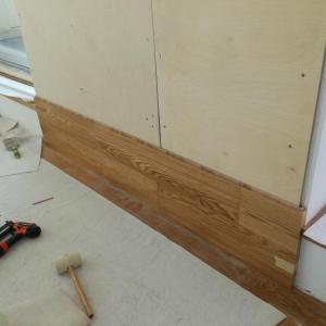 Стена с паркет