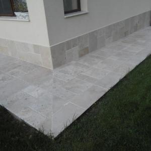 Облицовка с травертин и гнайс