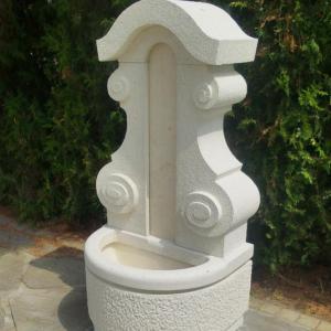 Чешма от мозайка и бетон