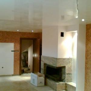 Почти завършен хол с венецианска мазилка