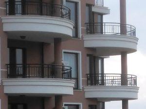 Метален парапет.