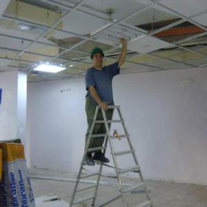 Монтаж на луминисцентни тела на окачен таван.