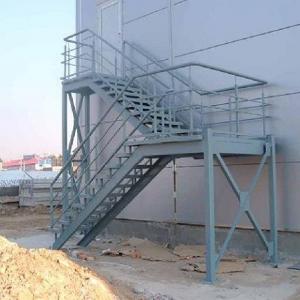 Метални стълби с парапет.