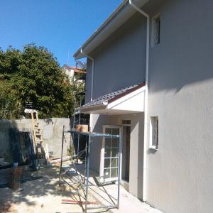 Покрив над входната врата