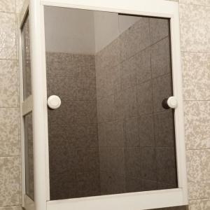 Алуминиево шкафче с плъзгащи врати