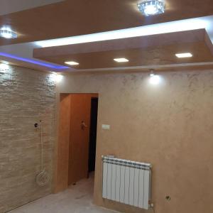 Всекидневна с окачен таван фигури и приятни цветове