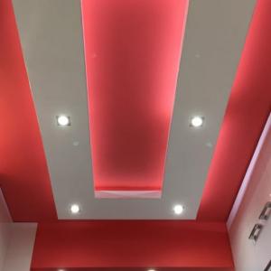 Фигура върху окачен таван със скрито осветление