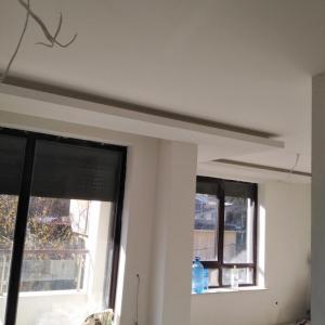 Скрито осветление с ниша за корнизите.