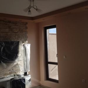 Декоративни камъни и боя