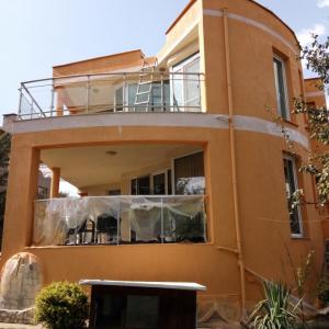 Боядисване на къща в Горна Баня