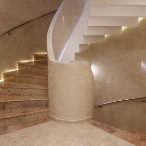 Стълбище с гранит