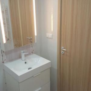 монтаж врата , шкаф и мивка в баня