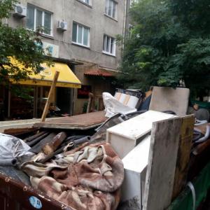 Изхвърляне на отпадъци (обект в централната част на София)