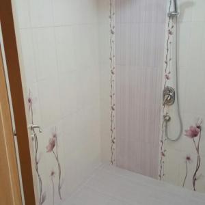 фрагмент баня :вижда се скрит смесител