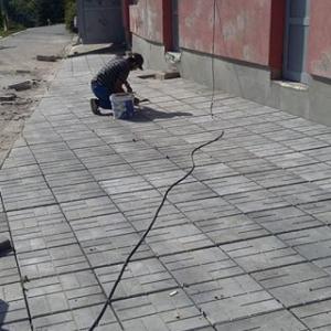 Редене на тротоарни плочки и бордюри в парк "Студентски" гр.Шумен