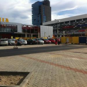 Полагане на павете на паркинг пред БИЛА