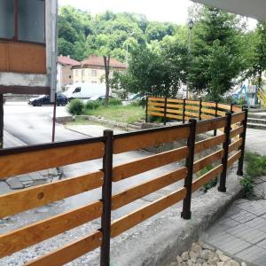 Ограда комбинирана от метал и дърво!